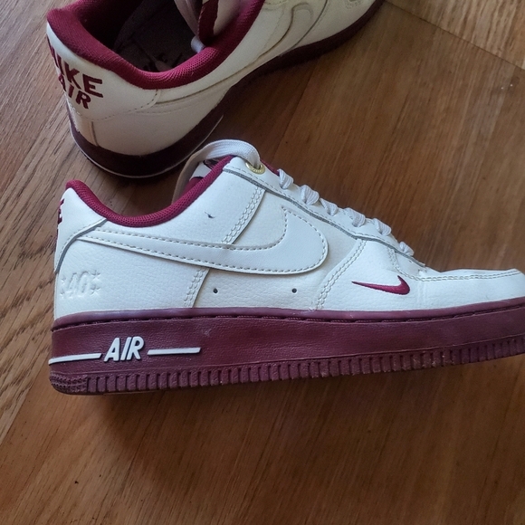 Nike Air Force 1 '07 SE 40th Anniversary Burgandy & White Womans 6.5 Sneakers - Picture 8 of 11